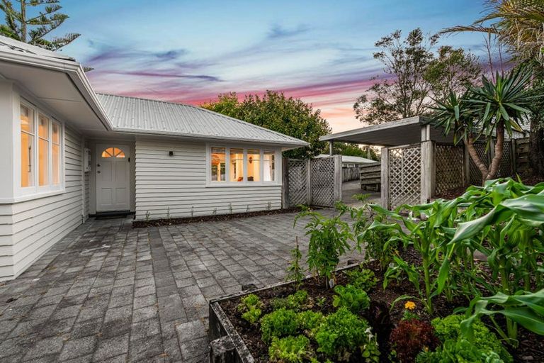 Photo of property in 243a Glengarry Road, Glen Eden, Auckland, 0602