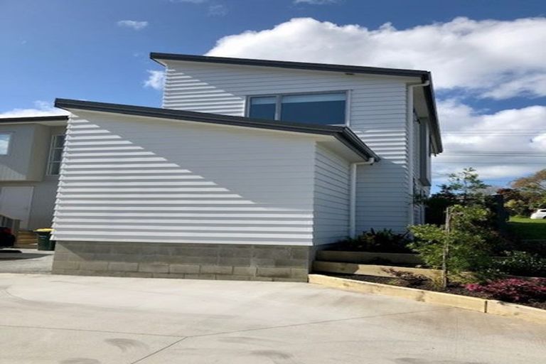 Photo of property in 1a Pavola Grove, Glenfield, Auckland, 0629