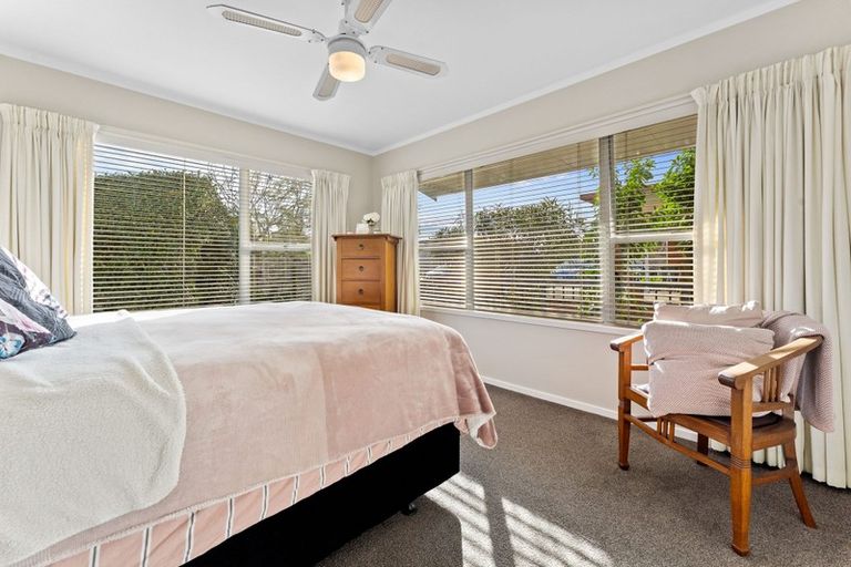 Photo of property in 16 Knightsbridge Drive, Forrest Hill, Auckland, 0620
