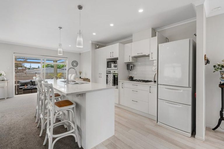 Photo of property in 8 Waitaha Close, Orewa, 0931