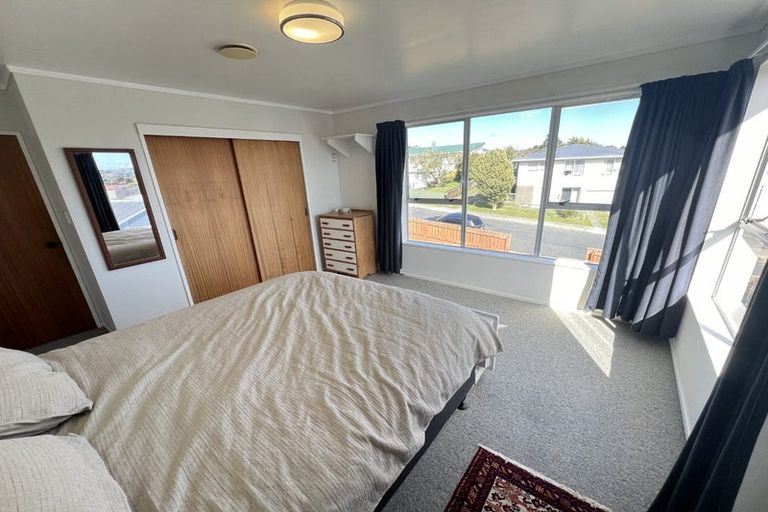 Photo of property in 24 Colchester Crescent, Newlands, Wellington, 6037