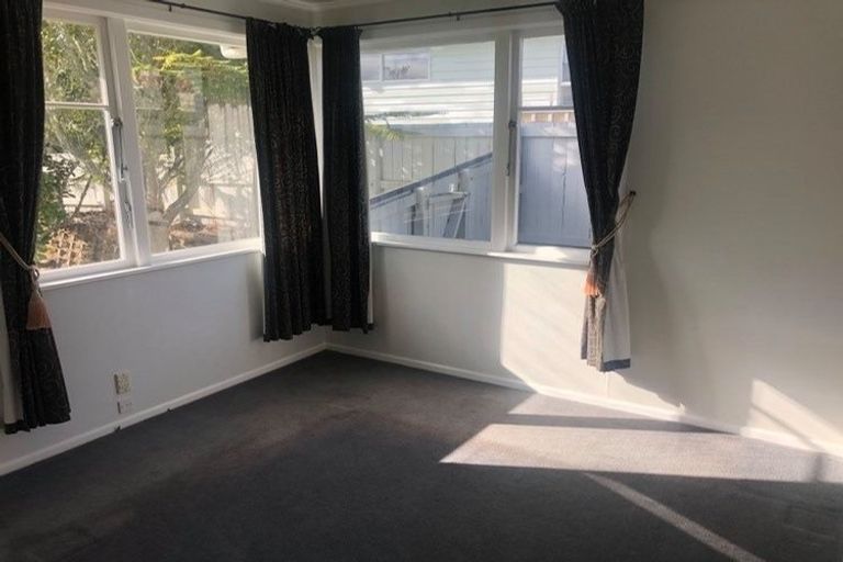 Photo of property in 5 Holly Grove, Maungaraki, Lower Hutt, 5010