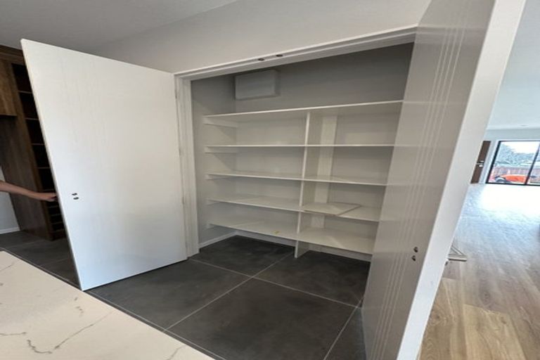 Photo of property in 25a Borrowdace Avenue, Botany Downs, Auckland, 2010