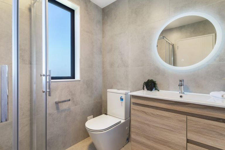 Photo of property in 24a Tamaki Bay Drive, Pakuranga, Auckland, 2010