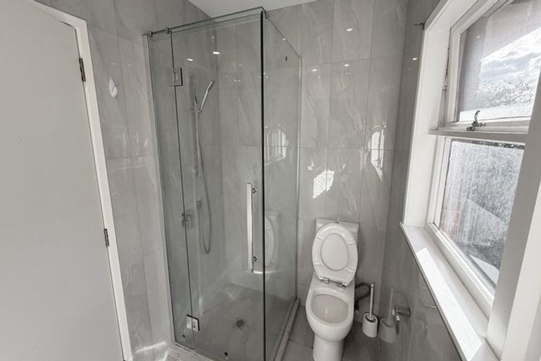 Photo of property in 1/166 East Coast Road, Forrest Hill, Auckland, 0620