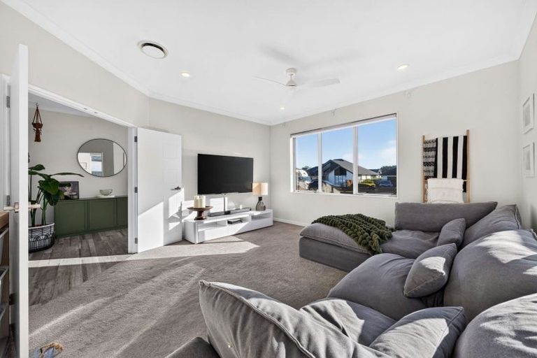 Photo of property in 7 Walter Ruddock Avenue, Kumeu, 0810