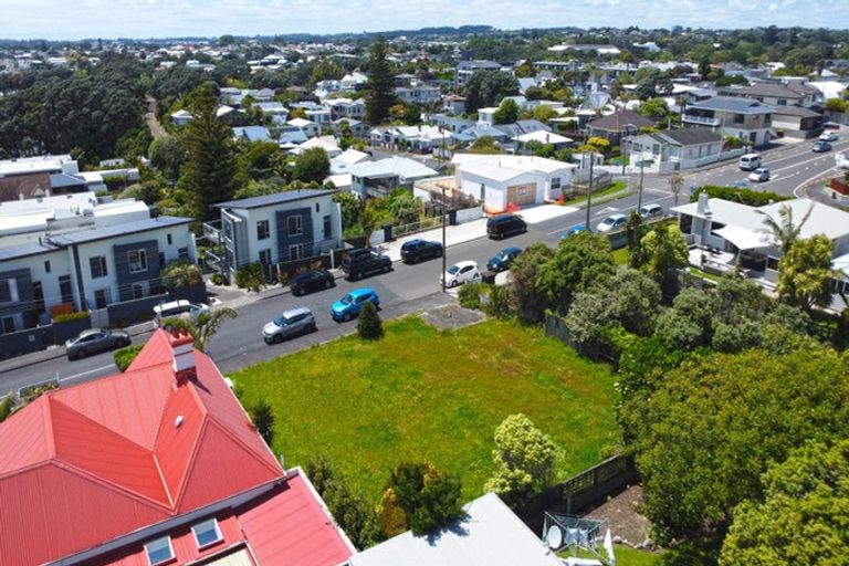 Photo of property in 10 Hobson Street, New Plymouth, 4312