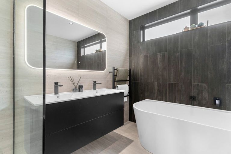 Photo of property in 2 Blue Moon Rise, Langs Beach, 0582