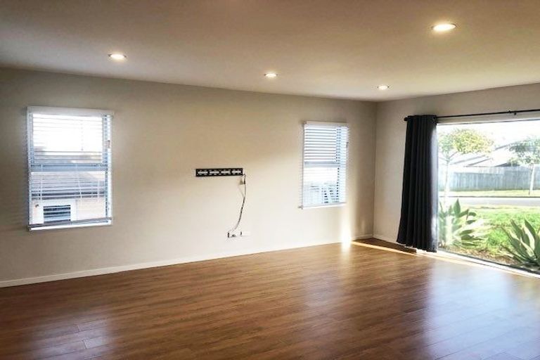 Photo of property in 65 Kirikiri Drive, Papakura, 2110