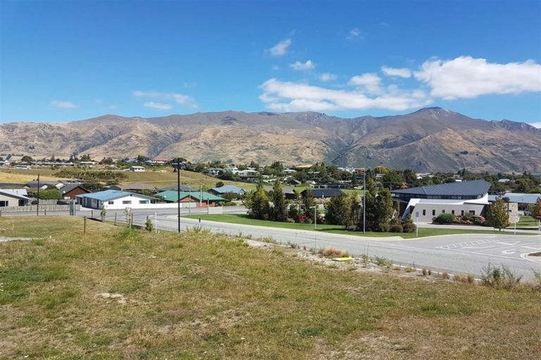 Photo of property in 16 Tuke Lane, Wanaka, 9305
