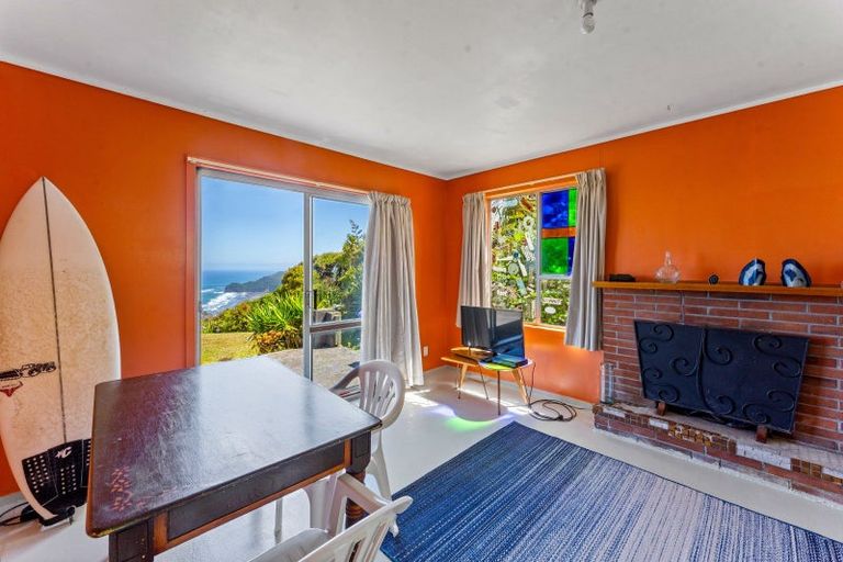 Photo of property in 11 Te Ahuahu Road, Piha, New Lynn, 0772