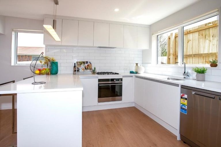 Photo of property in 30b Coniston Avenue, Te Atatu South, Auckland, 0610