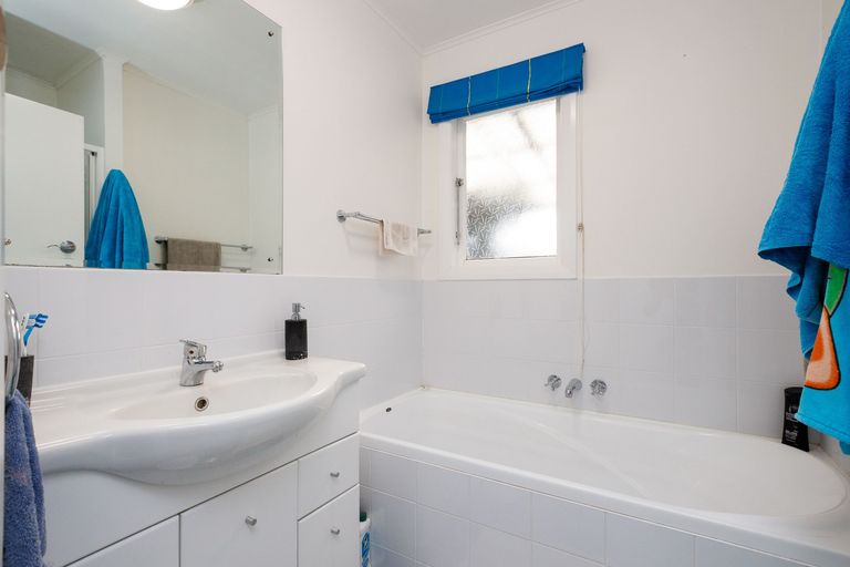 Photo of property in 18 Catlins Crescent, Milson, Palmerston North, 4414