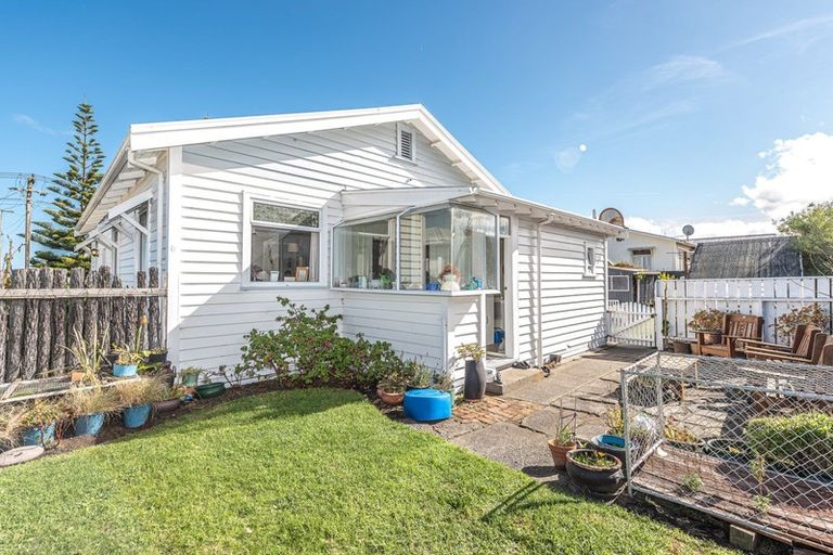 Photo of property in 26 Egmont Street, Castlecliff, Whanganui, 4501