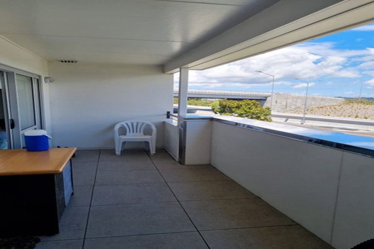 Photo of property in 9c/60 Masons Road, Oteha, Auckland, 0632