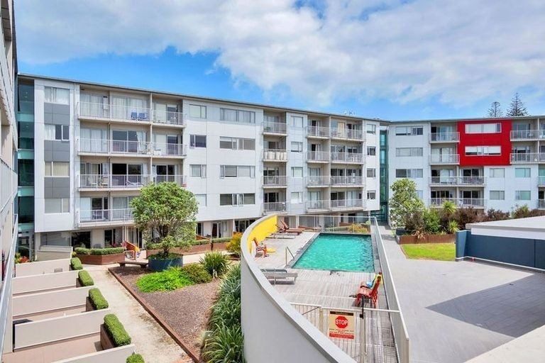 Photo of property in Shoal Haven Apartments, 201b/130 Anzac Street, Takapuna, Auckland, 0622