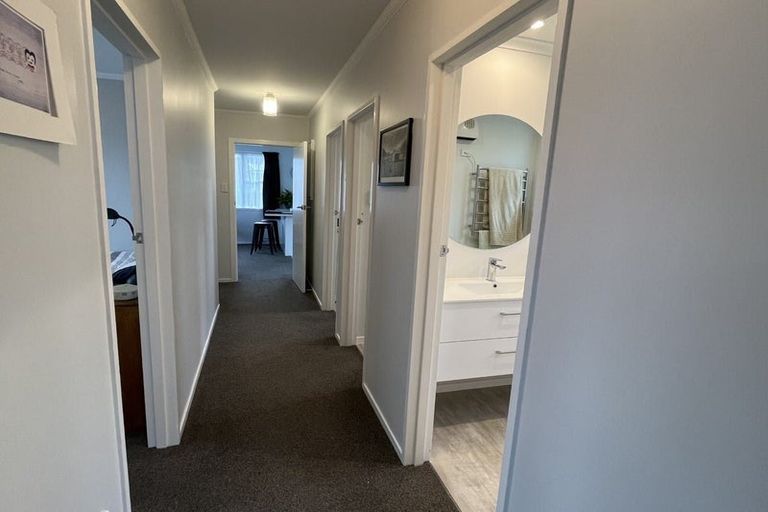 Photo of property in 27 Mokau Place, Terrace End, Palmerston North, 4410