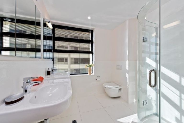 Photo of property in 2/6 Marine Parade, Mount Maunganui, 3116