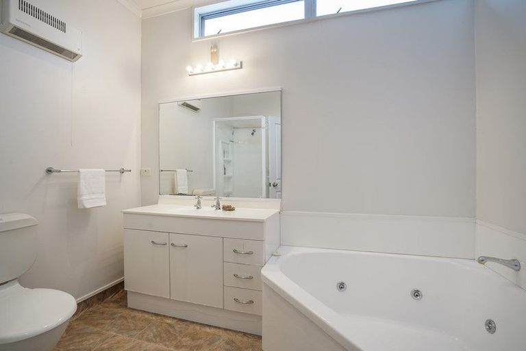 Photo of property in 6 Centennial Drive, Hokowhitu, Palmerston North, 4410