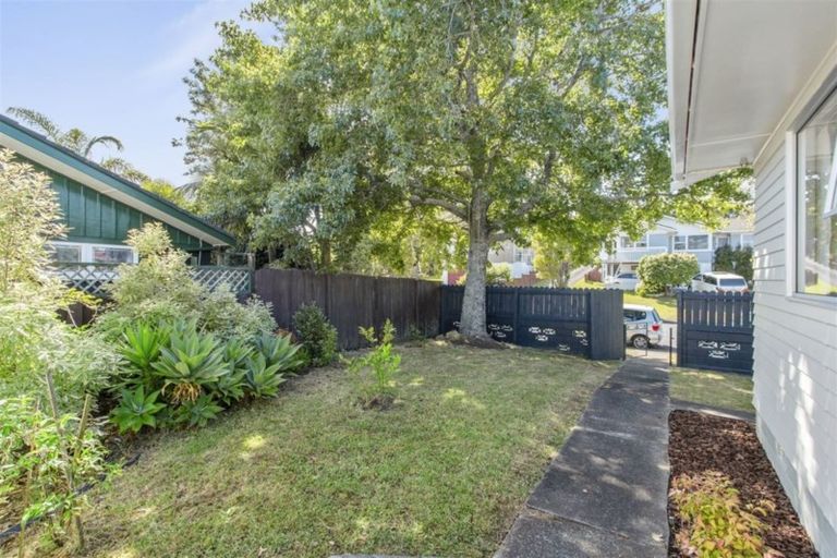 Photo of property in 13 Tamahere Drive, Glenfield, Auckland, 0629