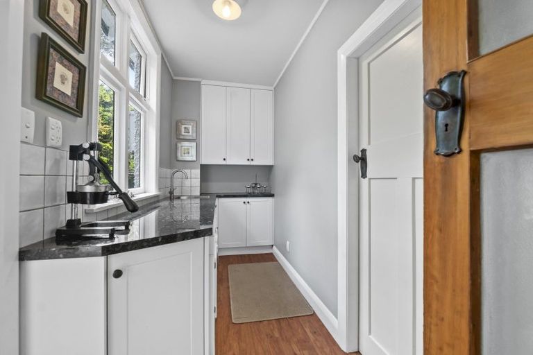 Photo of property in 18 Ridge Lane, New Plymouth, 4310