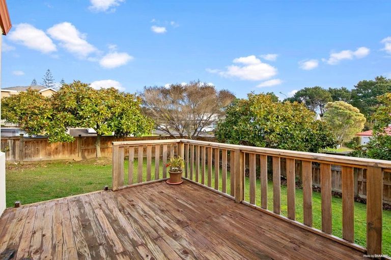 Photo of property in 1/2 Stoneleigh Court, Sunnynook, Auckland, 0632