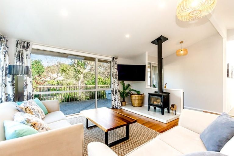 Photo of property in 15 Tiromoana Road, Raumati South, Paraparaumu, 5032