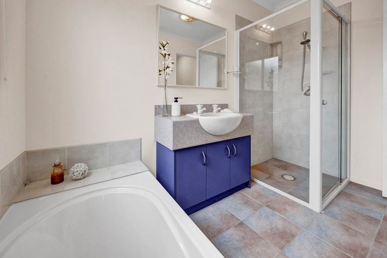 Photo of property in 18 Kinross Drive, Merrilands, New Plymouth, 4312