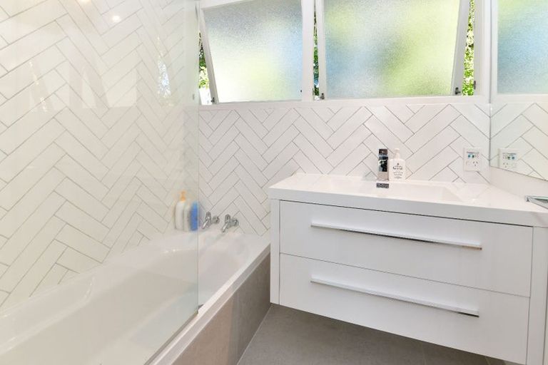 Photo of property in 2/8 Folkestone Street, Murrays Bay, Auckland, 0630