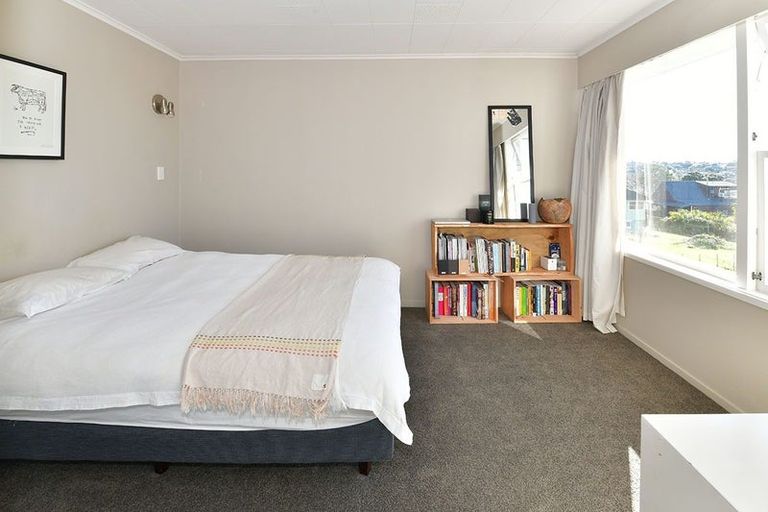 Photo of property in 2/8 Folkestone Street, Murrays Bay, Auckland, 0630