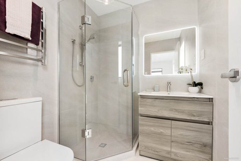 Photo of property in 17e Granville Drive, Massey, Auckland, 0614