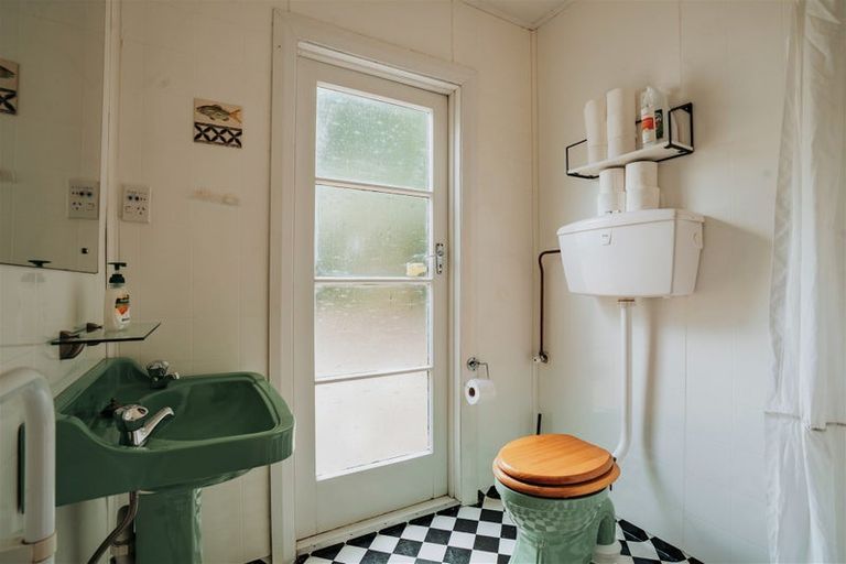 Photo of property in 14 Moana Street, Kaka Point, 9271