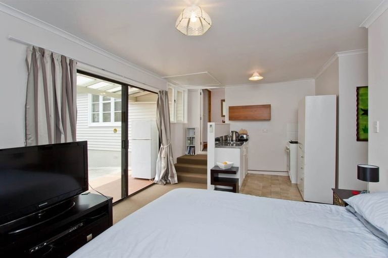 Photo of property in 30 Kokiri Street, Te Atatu South, Auckland, 0610