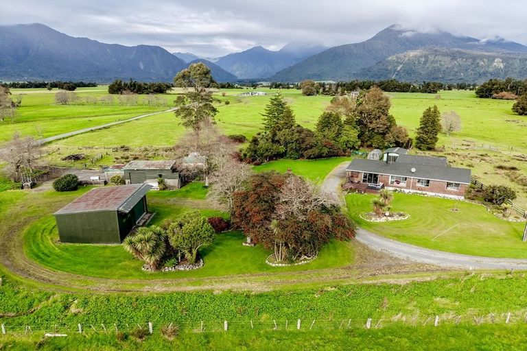 Photo of property in 390 Robertson Road, Harihari, 7884