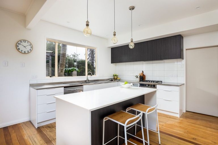 Photo of property in 65 Paynters Avenue, Strandon, New Plymouth, 4312