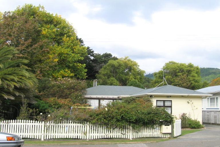 Photo of property in 1 Pinehaven Road, Pinehaven, Upper Hutt, 5019