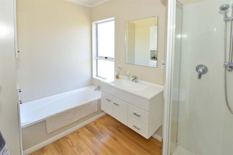 Photo of property in 97 Unsworth Drive, Unsworth Heights, Auckland, 0632