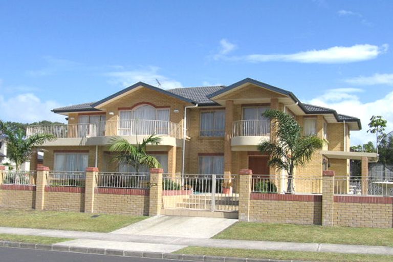 Photo of property in 1 Lupetti Rise, West Harbour, Auckland, 0618