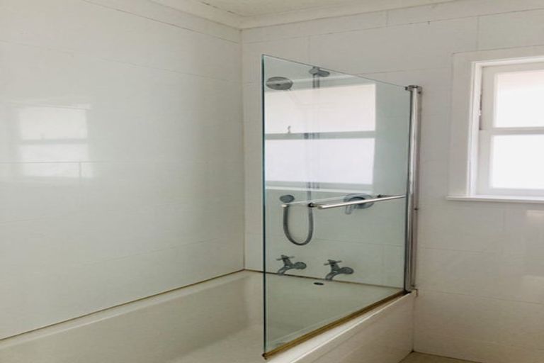 Photo of property in 242 Forrest Hill Road, Forrest Hill, Auckland, 0620