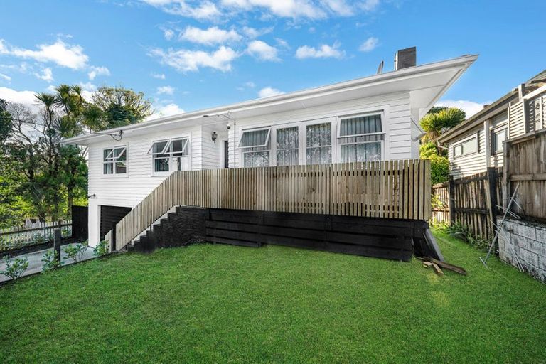 Photo of property in 4 Sunnyside Road, Sunnyvale, Auckland, 0612