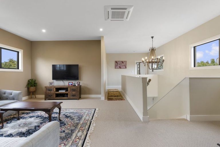 Photo of property in 12 Veale Road, Frankleigh Park, New Plymouth, 4310