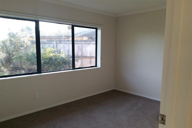 Photo of property in 24 Newbegin Place, Weymouth, Auckland, 2103