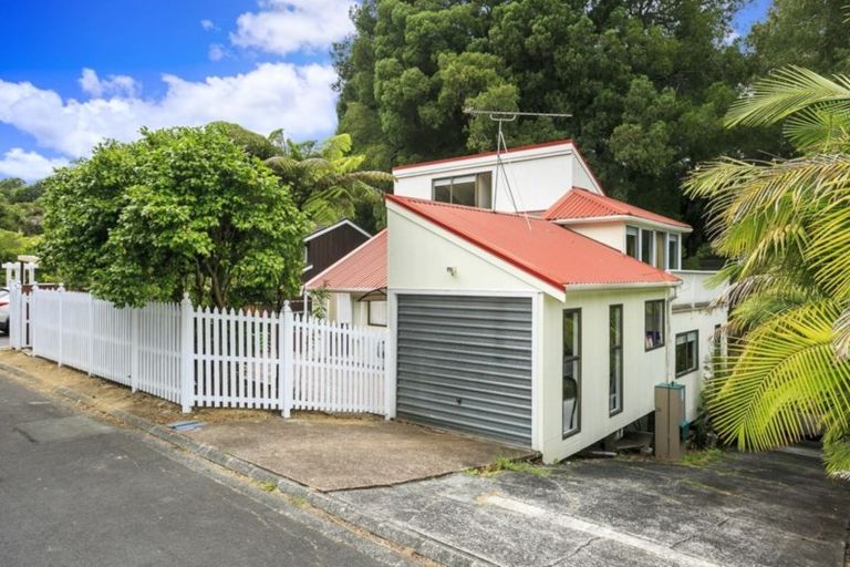 Photo of property in 1/5 Wyvern Place, Glenfield, Auckland, 0629