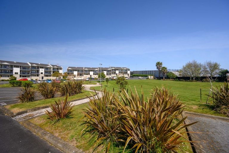 Photo of property in 13d/71 Spencer Road, Oteha, Auckland, 0632