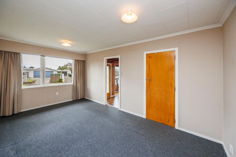 Photo of property in 4 Ellesmere Crescent, Highbury, Palmerston North, 4412