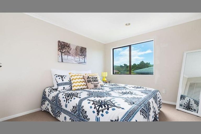 Photo of property in 150 Aviemore Drive, Highland Park, Auckland, 2010