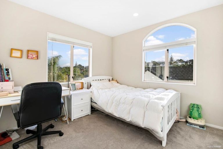 Photo of property in 1/2 Stoneleigh Court, Sunnynook, Auckland, 0632