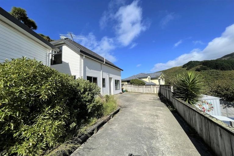 Photo of property in 30a Domanski Crescent, Owhiro Bay, Wellington, 6023