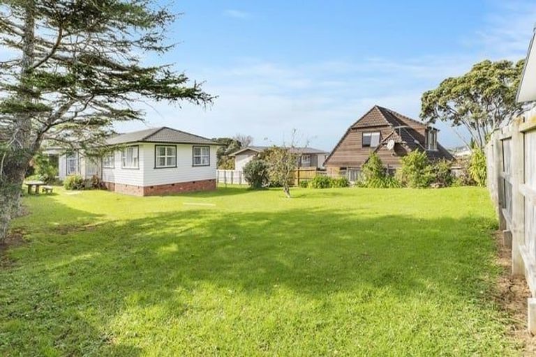 Photo of property in 27 Litten Road, Cockle Bay, Auckland, 2014