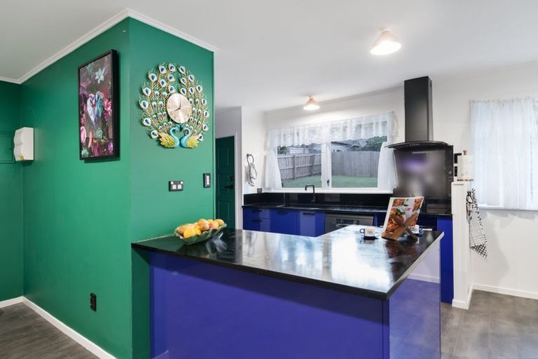 Photo of property in 16 Thornlow Street, Glendene, Auckland, 0602